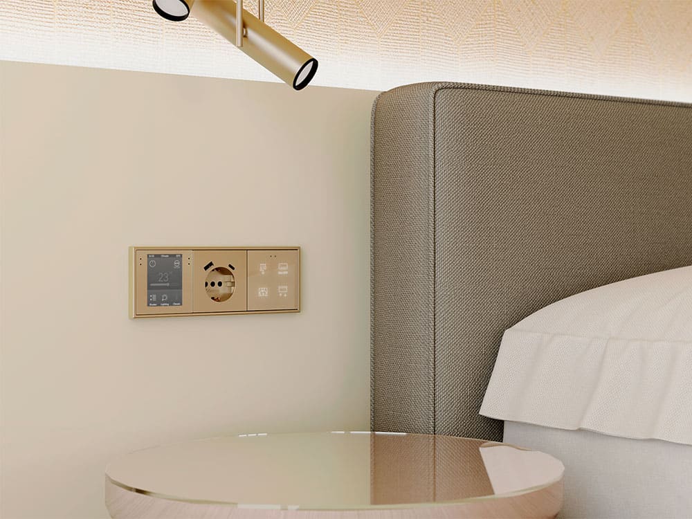 KNX-выключатель с тактильным откликом в минималистичном интерьере